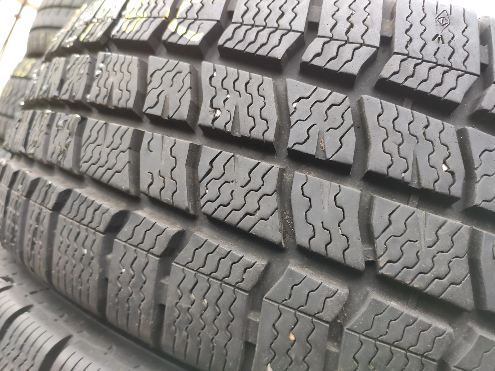 Гуми Зимни 215/65R16, снимка 3 - Гуми и джанти - 56735292
