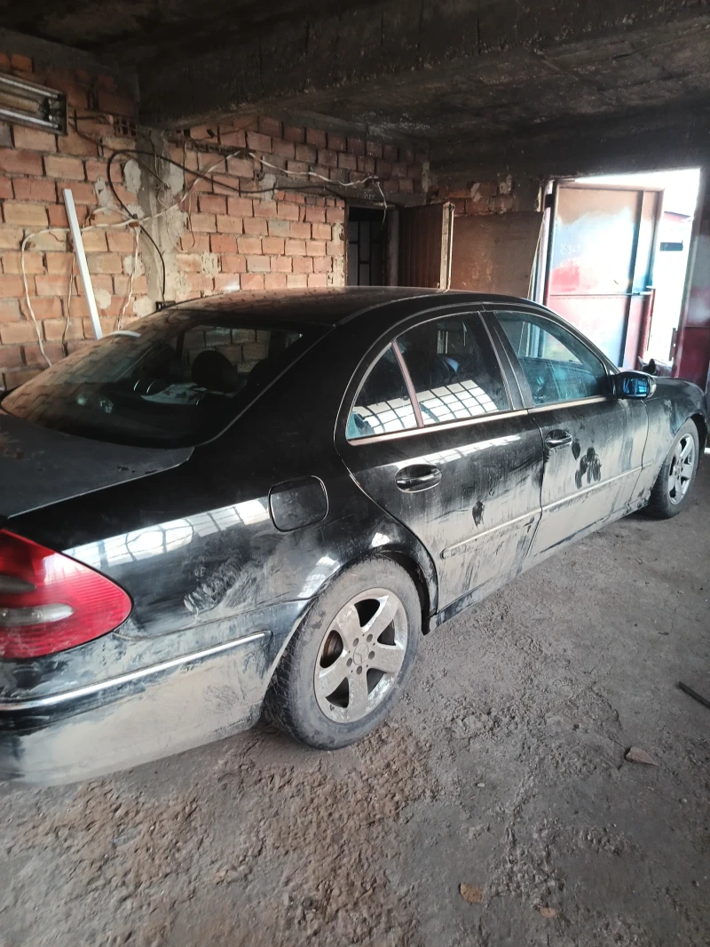 Mercedes-Benz E 220, снимка 2 - Автомобили и джипове - 49359044