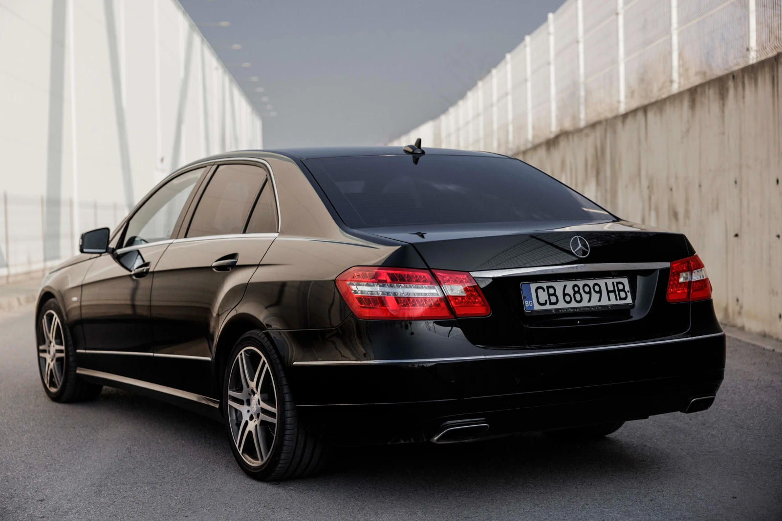 Mercedes-Benz E 220, снимка 4 - Автомобили и джипове - 53878388