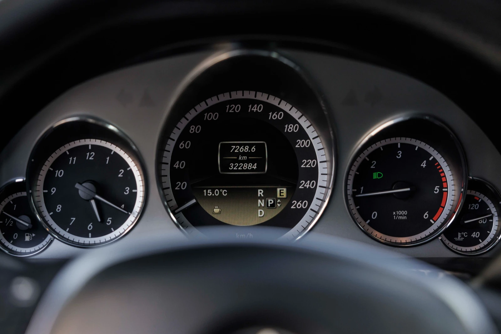 Mercedes-Benz E 220, снимка 11 - Автомобили и джипове - 53878388