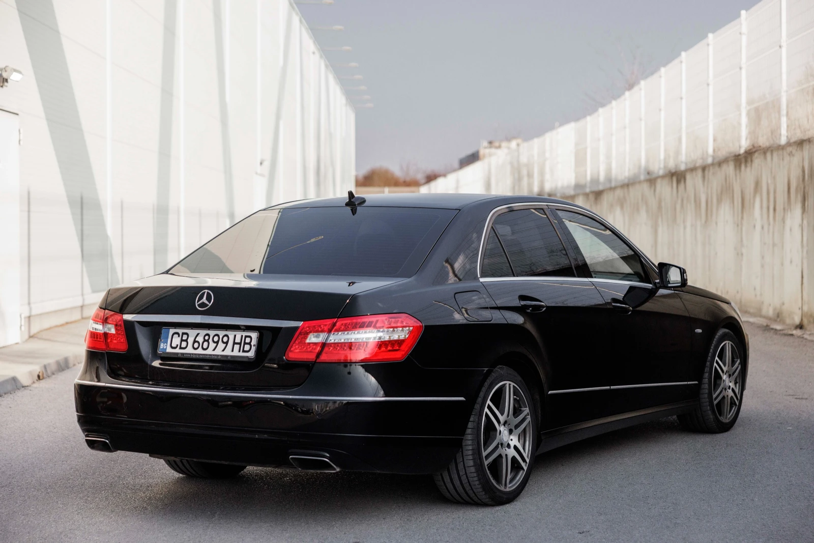 Mercedes-Benz E 220, снимка 5 - Автомобили и джипове - 53878388