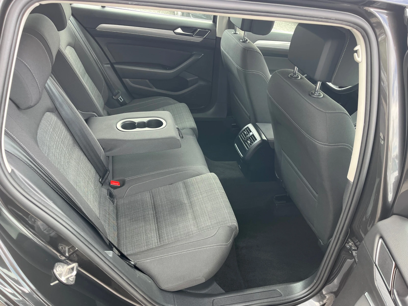 VW Passat 2.0TDI, снимка 9 - Автомобили и джипове - 54571666