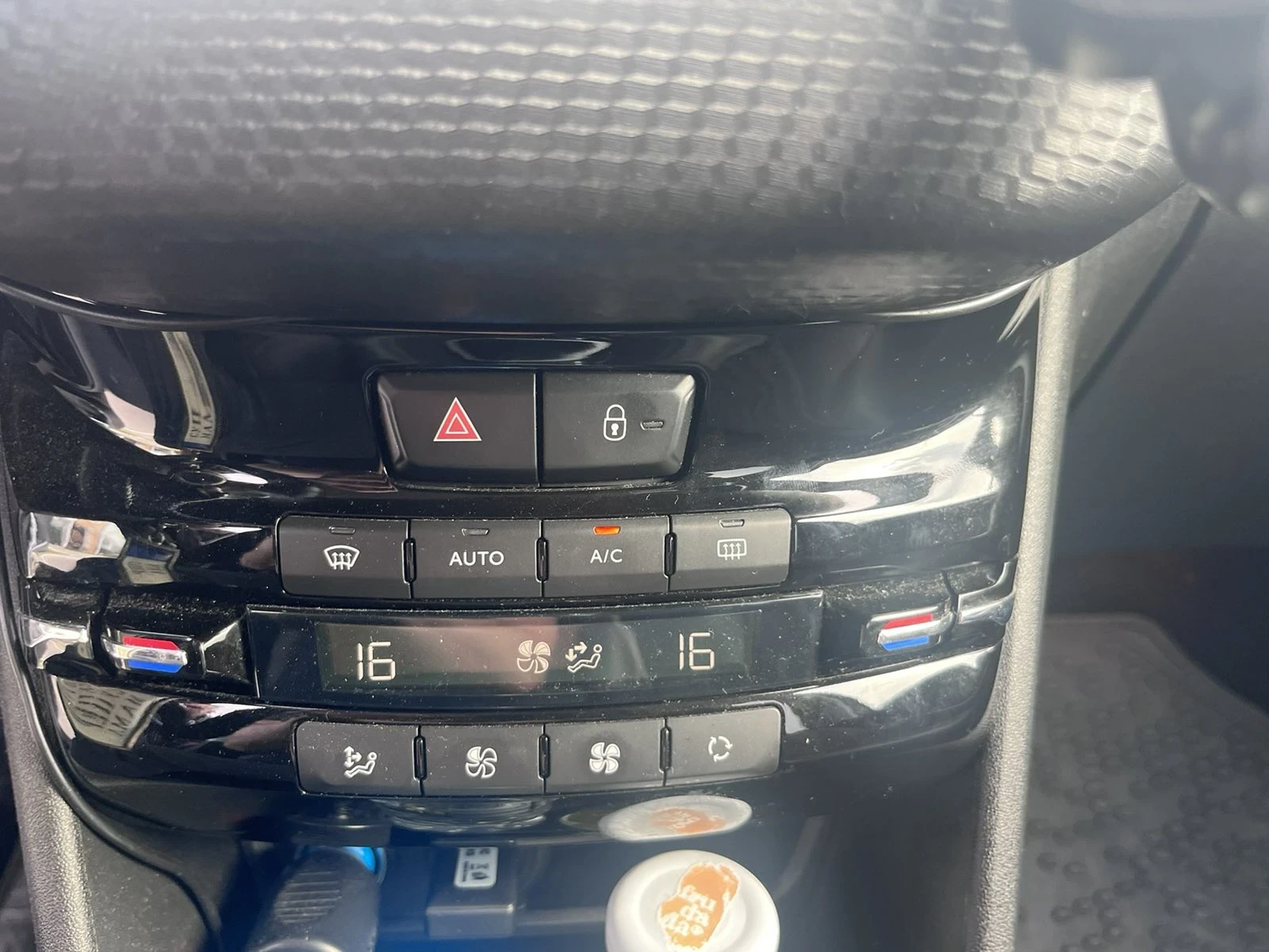 Peugeot 2008 1.2 New ALLURE, снимка 8 - Автомобили и джипове - 55503602