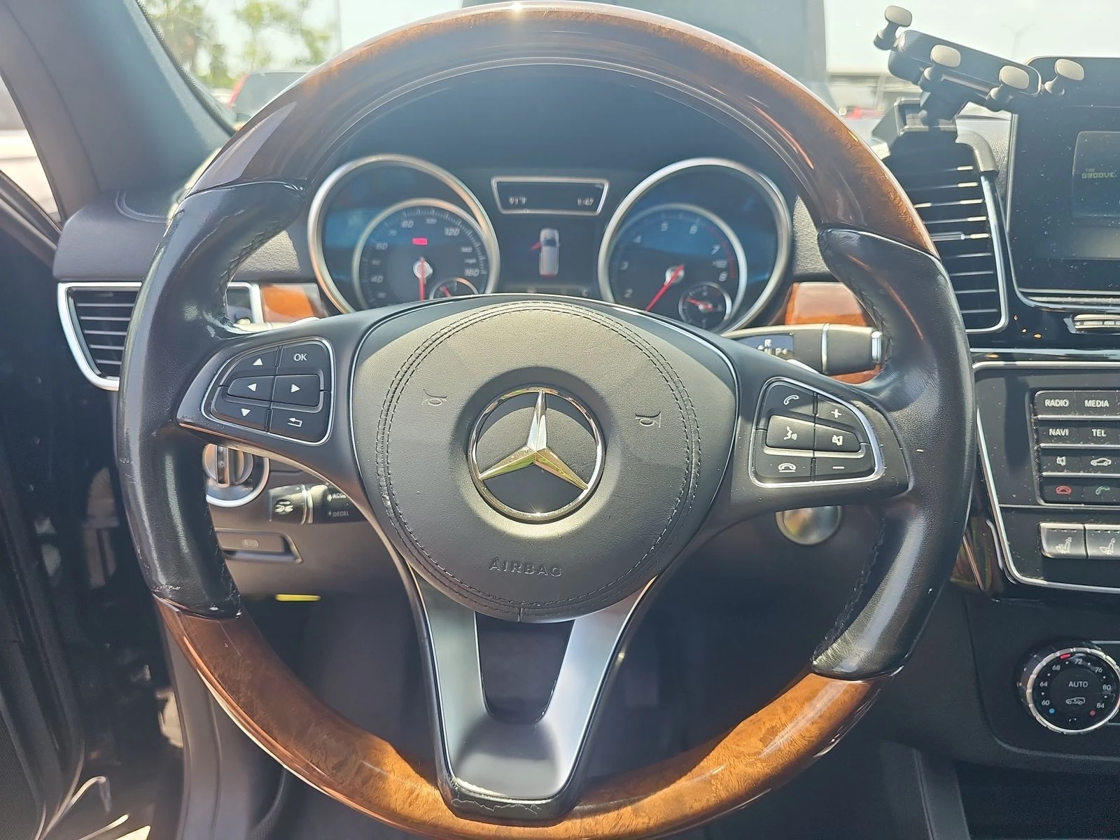 Mercedes-Benz GLS 500 Harman/Kardon* Обдух* Distronic* 360* Масаж* Пано* - изображение 9