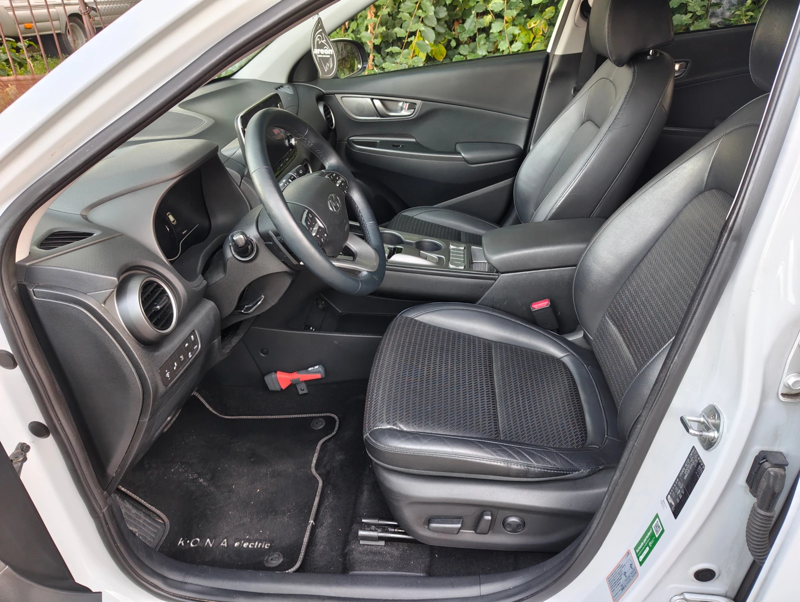 Hyundai Kona 64KWh* SOH 95%* LED* DISTRONIC* Tермопомпа* , снимка 6 - Автомобили и джипове - 55467354