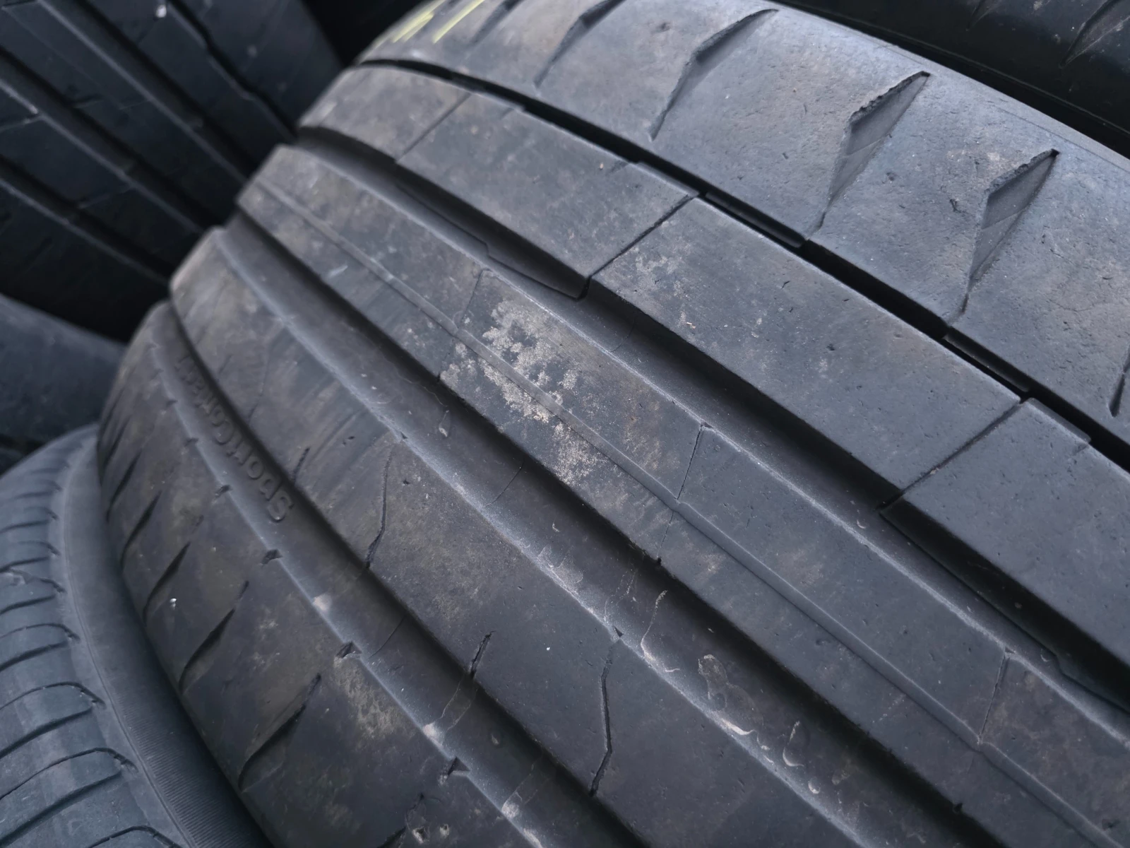 Гуми Летни 255/40R21, снимка 2 - Гуми и джанти - 55498471