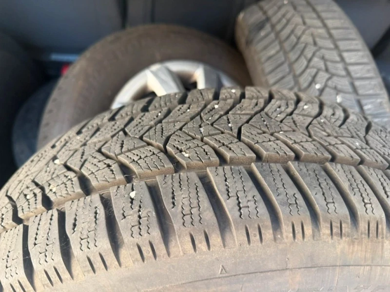 VW Touran 1.6 105 диезел, снимка 10 - Автомобили и джипове - 52669381