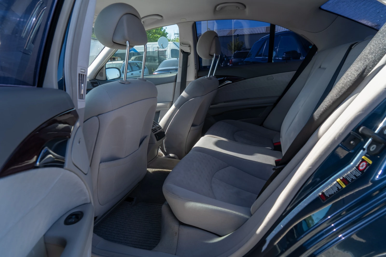 Mercedes-Benz E 240 2004 = TOP = ПОДГРЕВ = АВТОМАТ = ЛИЗИНГ, снимка 11 - Автомобили и джипове - 54336207