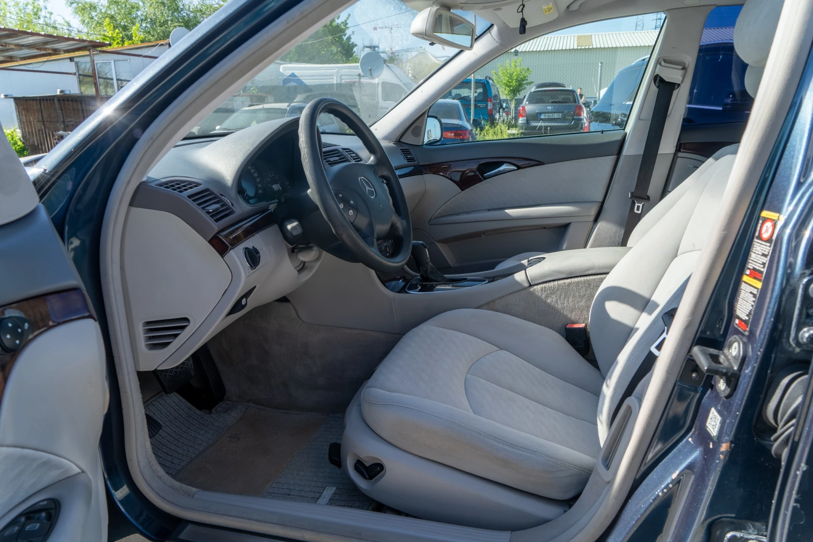 Mercedes-Benz E 240 2004 = TOP = ПОДГРЕВ = АВТОМАТ = ЛИЗИНГ, снимка 8 - Автомобили и джипове - 54336207