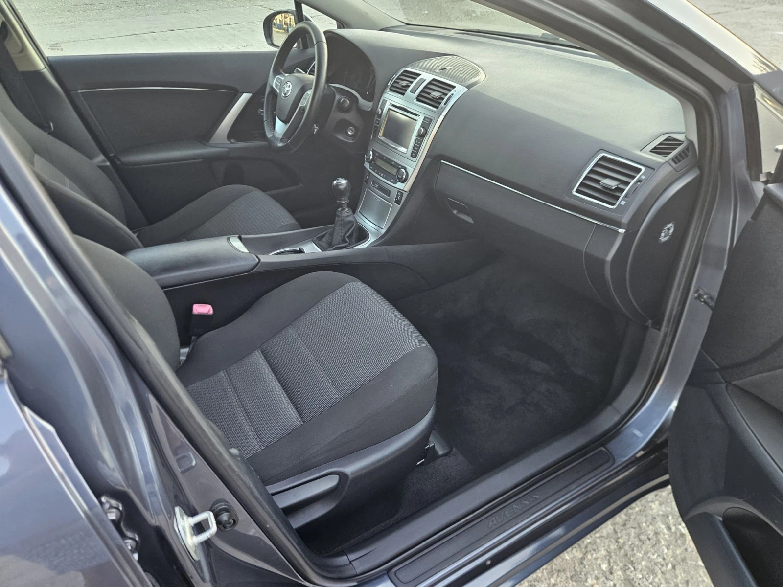 Toyota Avensis 137000km, снимка 15 - Автомобили и джипове - 55981785