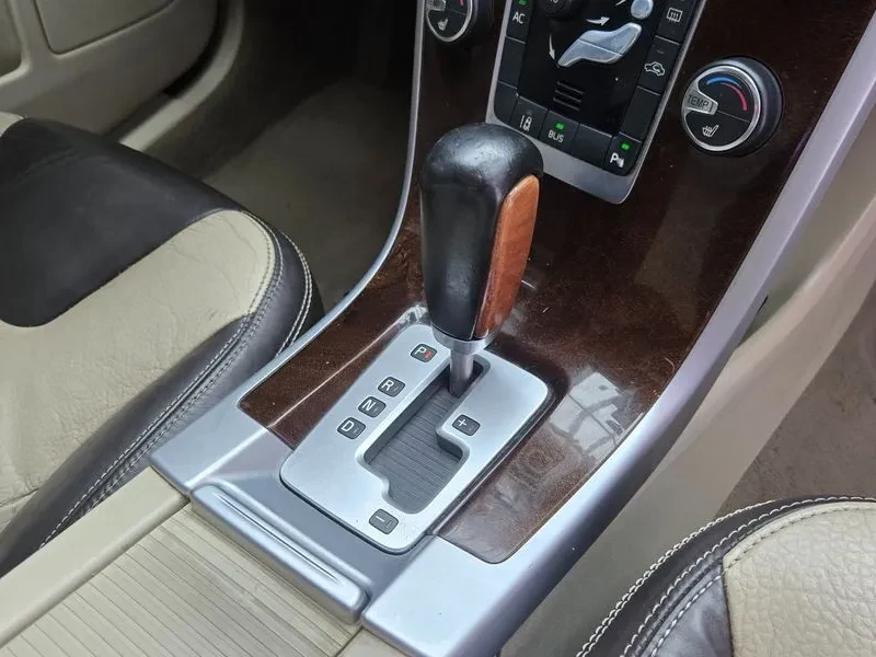 Volvo XC60 2.4/AWD/ПАНОРАМА, снимка 15 - Автомобили и джипове - 56733881