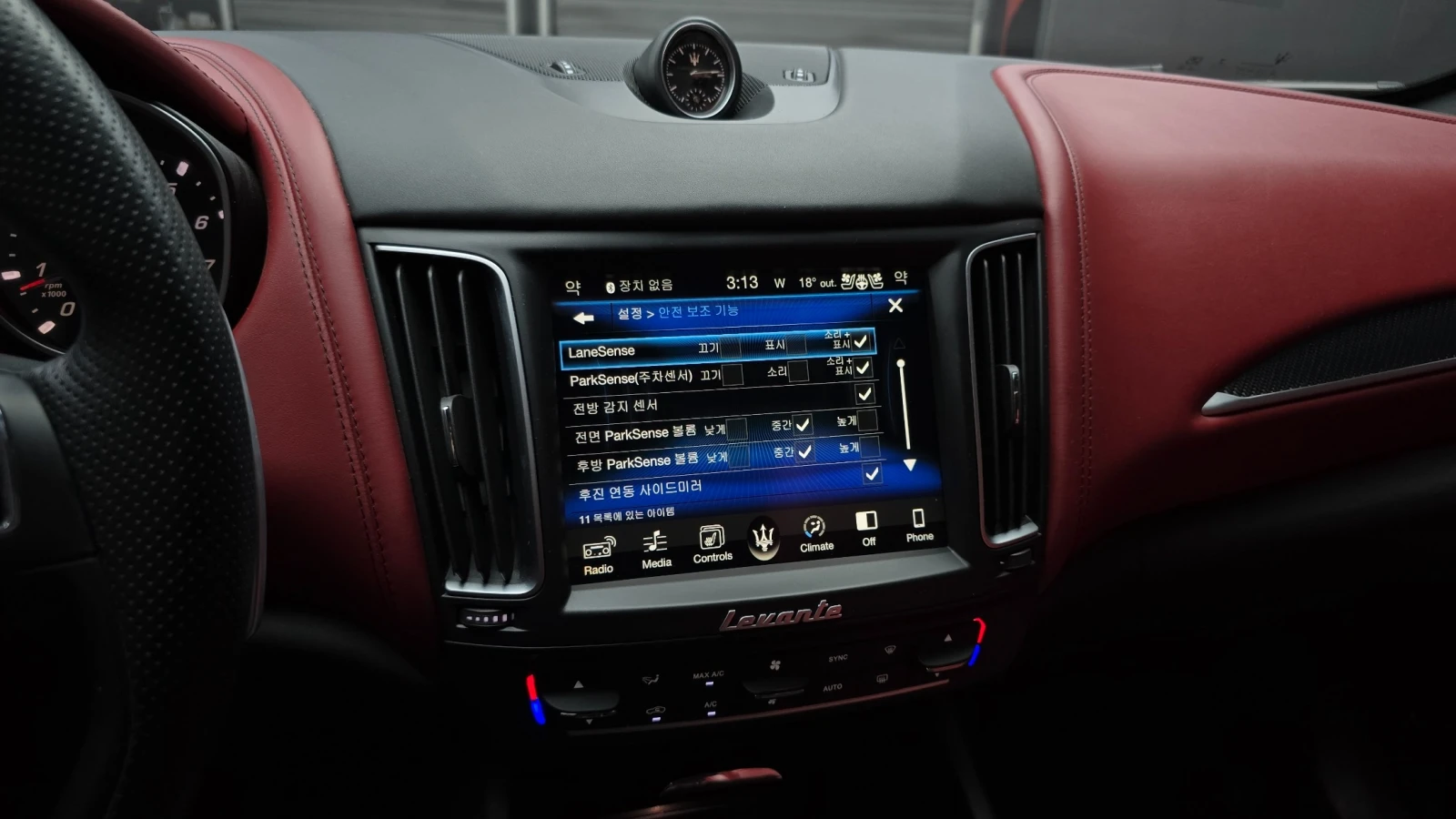 Maserati Levante 3.0 AWD Sport | Panoramic Roof, снимка 14 - Автомобили и джипове - 54699722