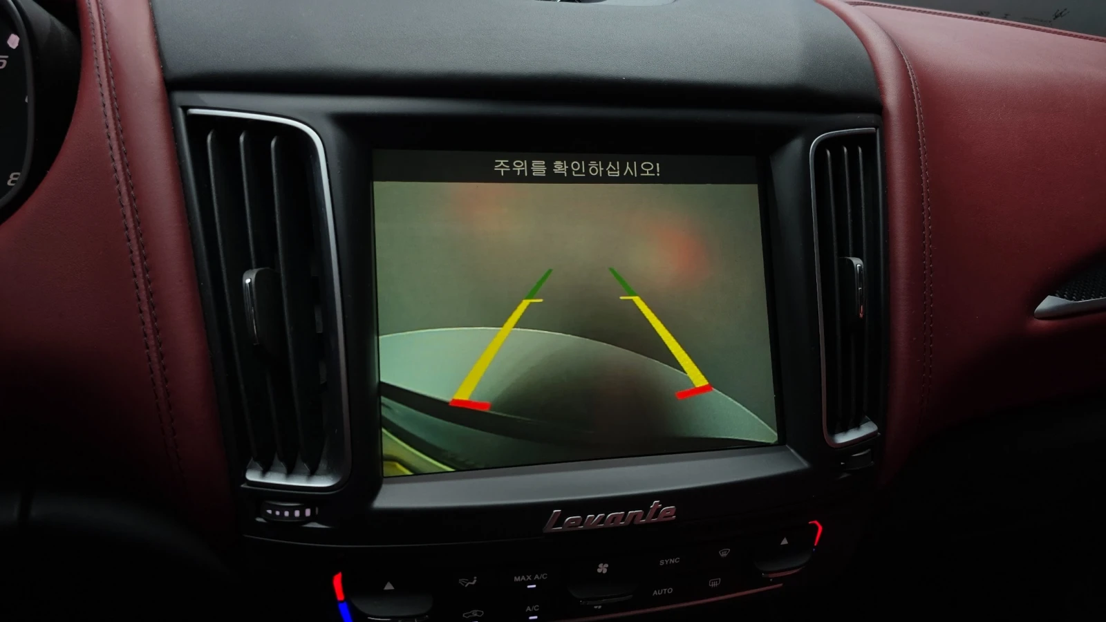 Maserati Levante 3.0 AWD Sport | Panoramic Roof, снимка 13 - Автомобили и джипове - 54699722