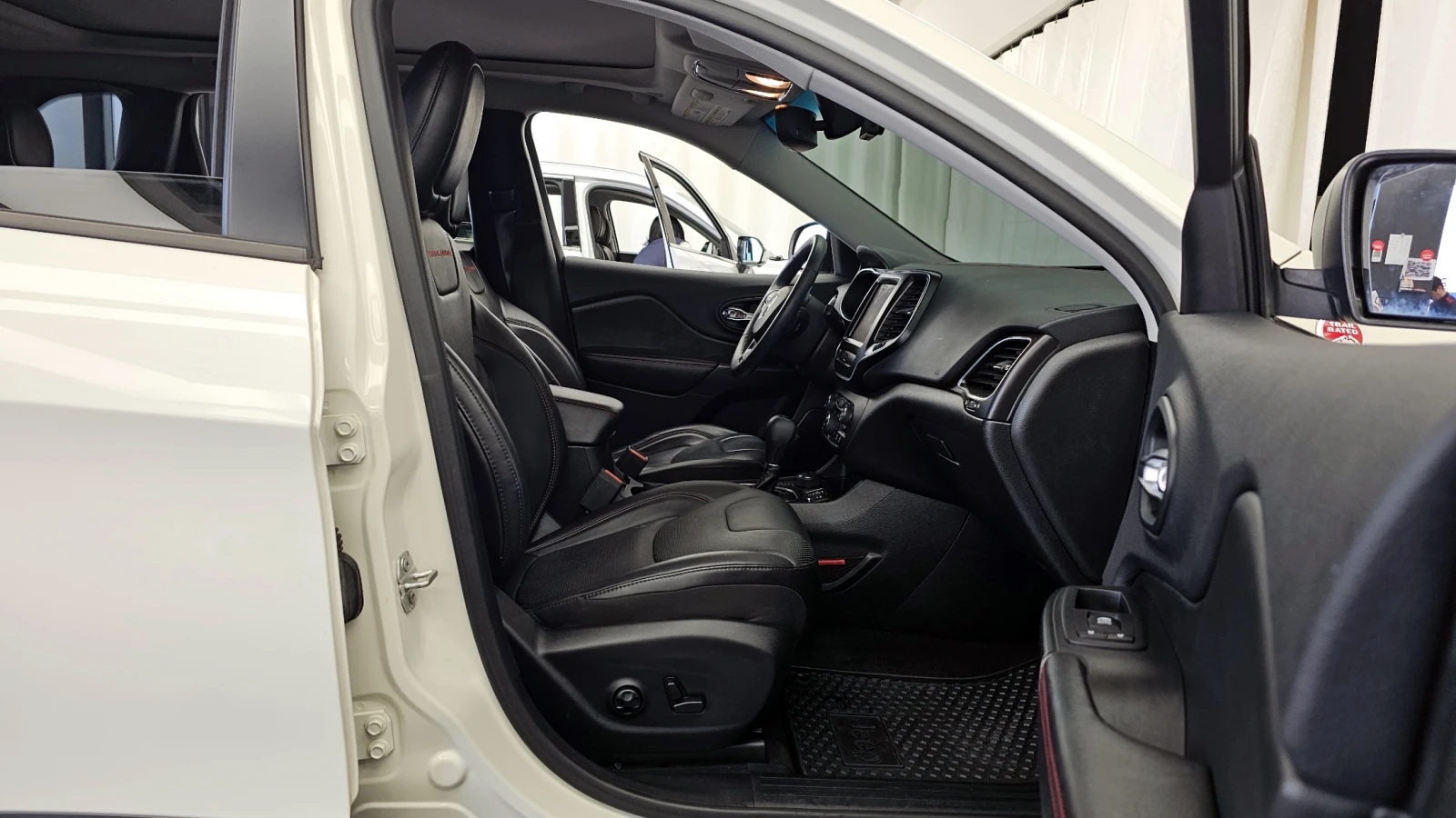 Jeep Cherokee TRAILHAWK / 3.2 / 4X4 / ОБДУХ / ПОДГРЕВ / ПАНОРАМА, снимка 11 - Автомобили и джипове - 55527347