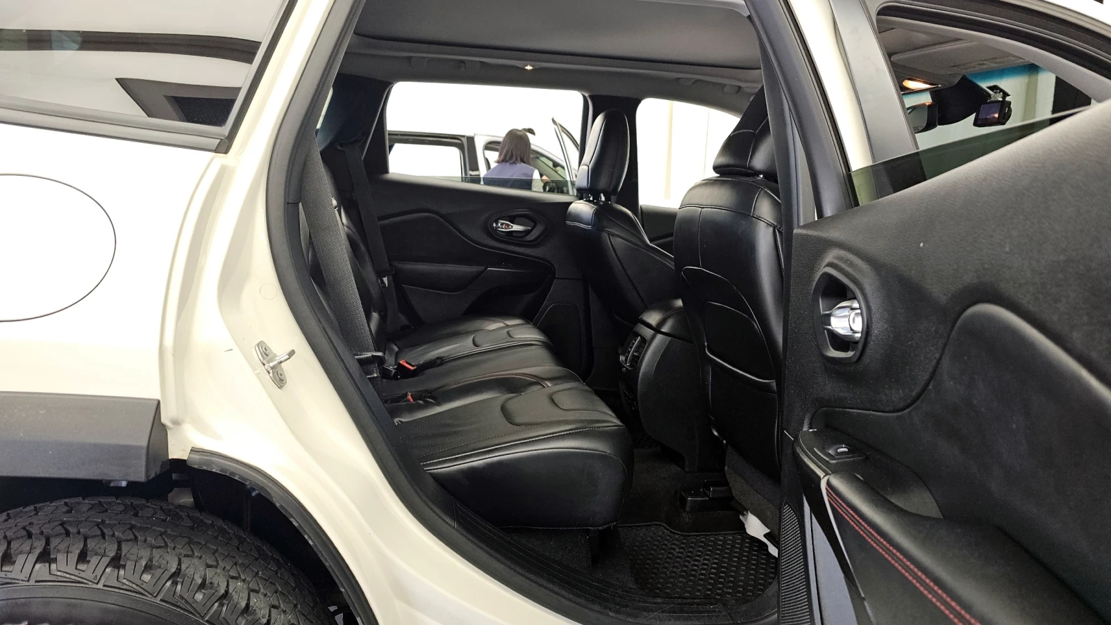 Jeep Cherokee TRAILHAWK / 3.2 / 4X4 / ОБДУХ / ПОДГРЕВ / ПАНОРАМА, снимка 12 - Автомобили и джипове - 55527347