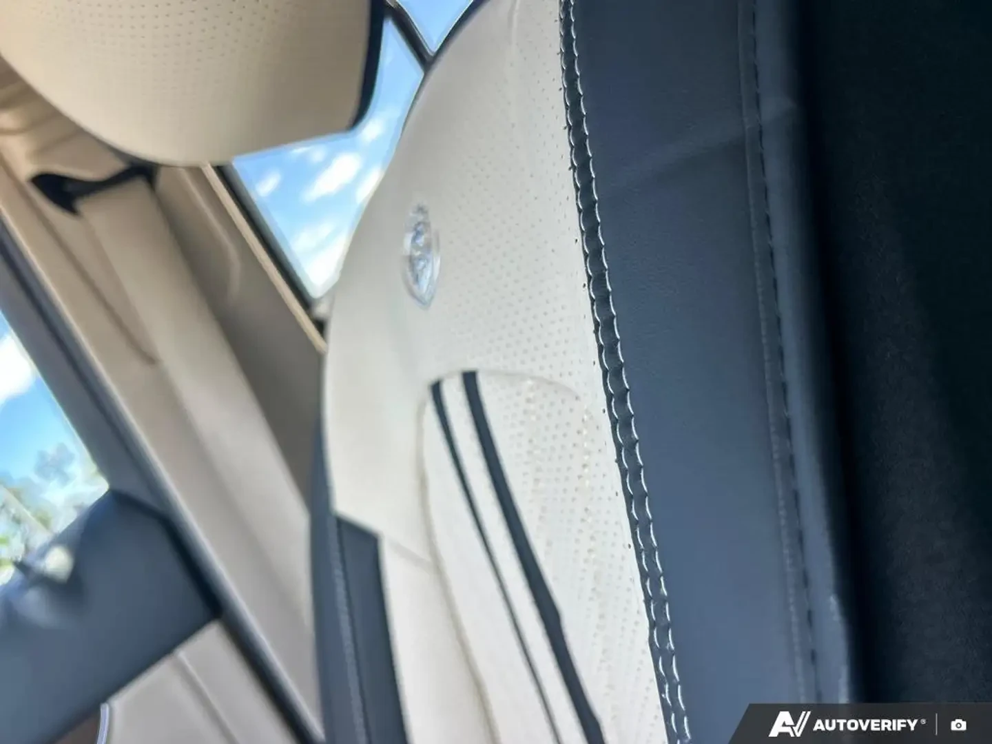 Mercedes-Benz GLC 300 4MATIC Awd| 2 Keys| Leather| Moonroof* ����������* | Mobile.bg � ����������� 10