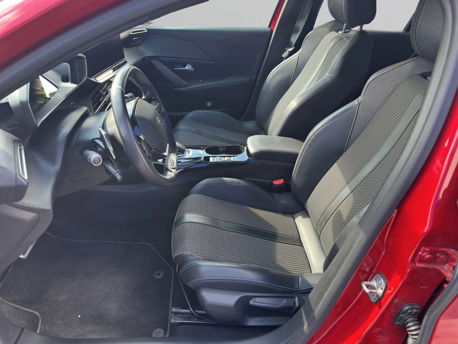 Peugeot 208 New Line Up GT 1.2 PureTech 100 EAT8, снимка 9 - Автомобили и джипове - 54041824