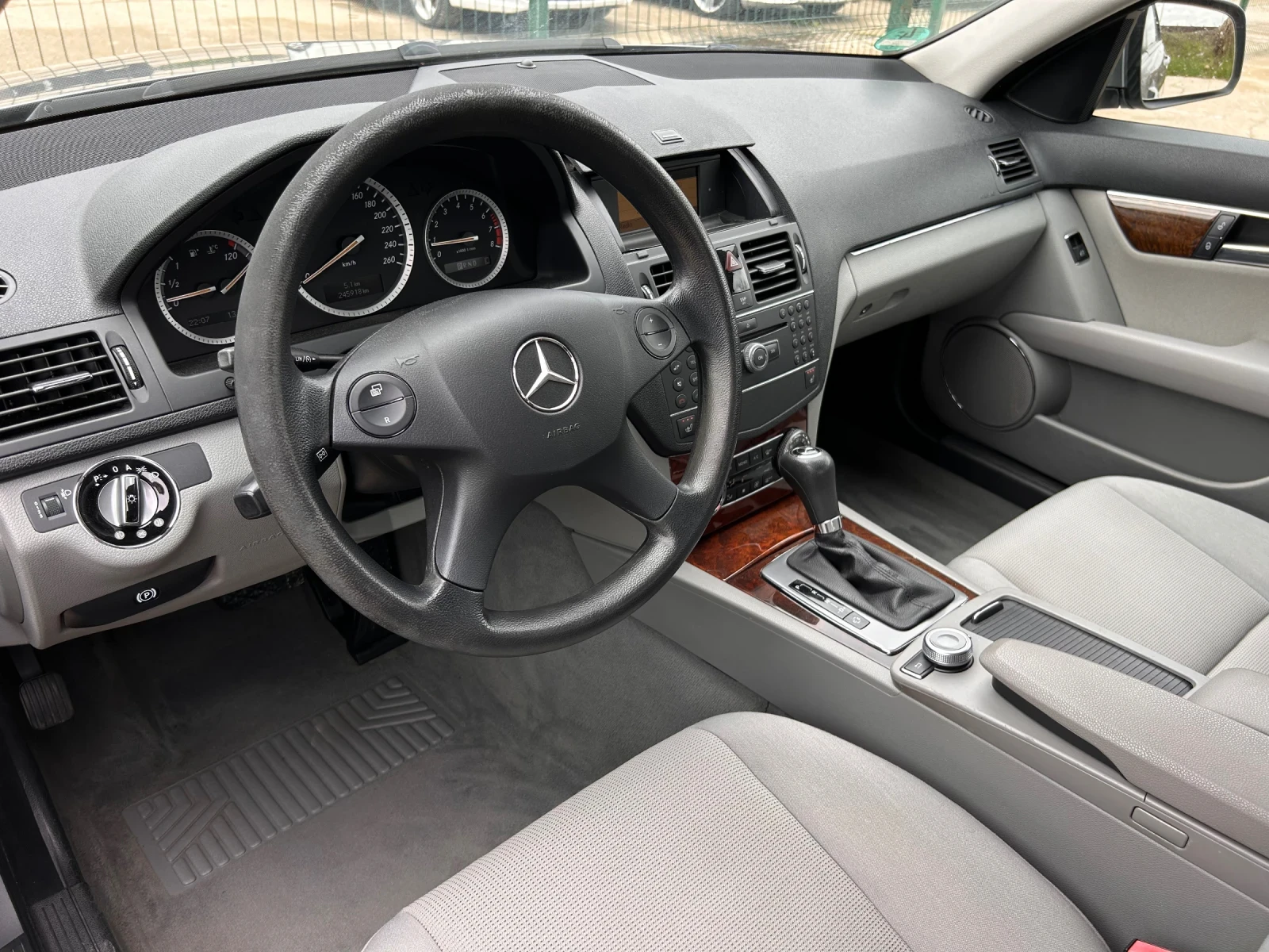 Mercedes-Benz C 200, снимка 12 - Автомобили и джипове - 54083516