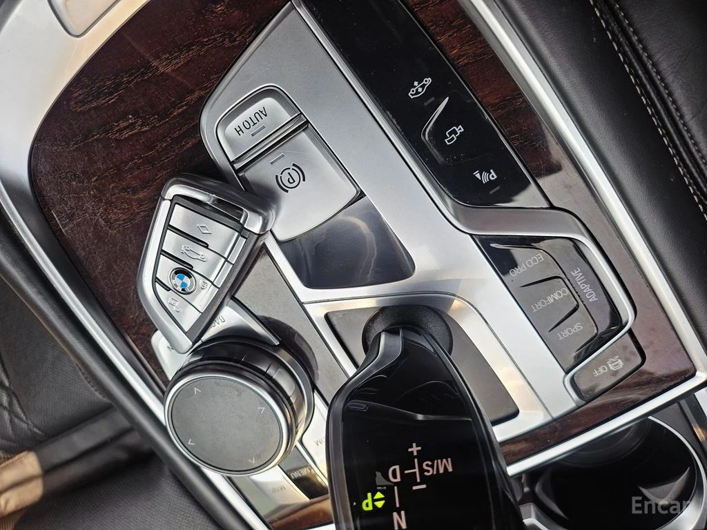 BMW 750 Li xDrive* FULL* DISTRONIC* МАСАЖ* BOWERS* 360* TV, снимка 12 - Автомобили и джипове - 55391615