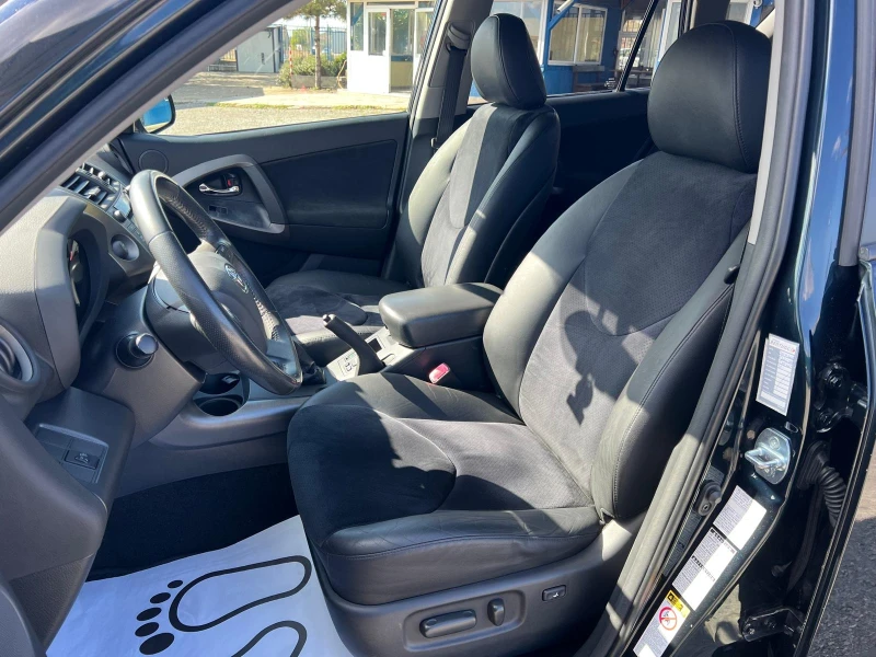 Toyota Rav4 4x4 2, 2D4D 150k.c. КОЖА/АЛКАНТАР ПОДГРЕВ, снимка 12 - Автомобили и джипове - 52017697