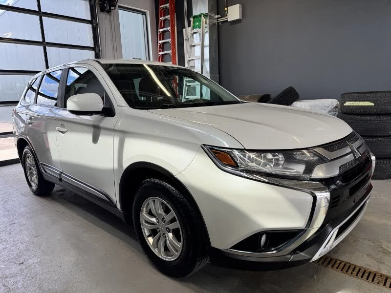 Mitsubishi Outlander * ПАНО* KEYLESS* Camera* ПОДГРЕВ* , снимка 3 - Автомобили и джипове - 55432880