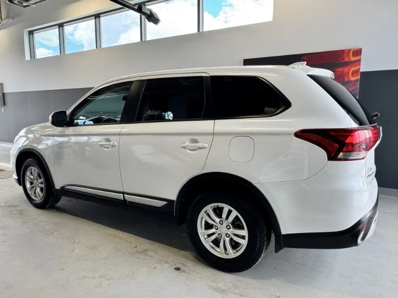 Mitsubishi Outlander * ПАНО* KEYLESS* Camera* ПОДГРЕВ* , снимка 6 - Автомобили и джипове - 55432880