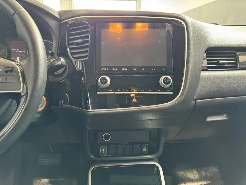 Mitsubishi Outlander * ПАНО* KEYLESS* Camera* ПОДГРЕВ* , снимка 9 - Автомобили и джипове - 55432880