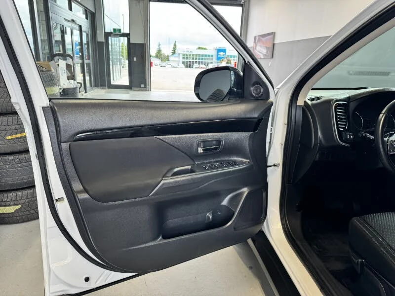 Mitsubishi Outlander * ПАНО* KEYLESS* Camera* ПОДГРЕВ* , снимка 7 - Автомобили и джипове - 55432880