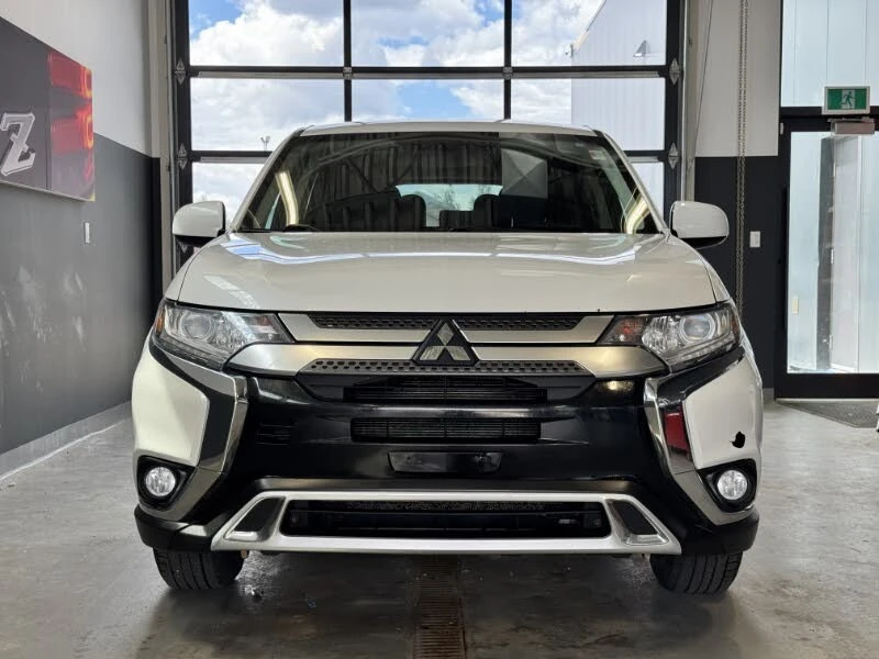Mitsubishi Outlander * ПАНО* KEYLESS* Camera* ПОДГРЕВ* , снимка 2 - Автомобили и джипове - 55432880