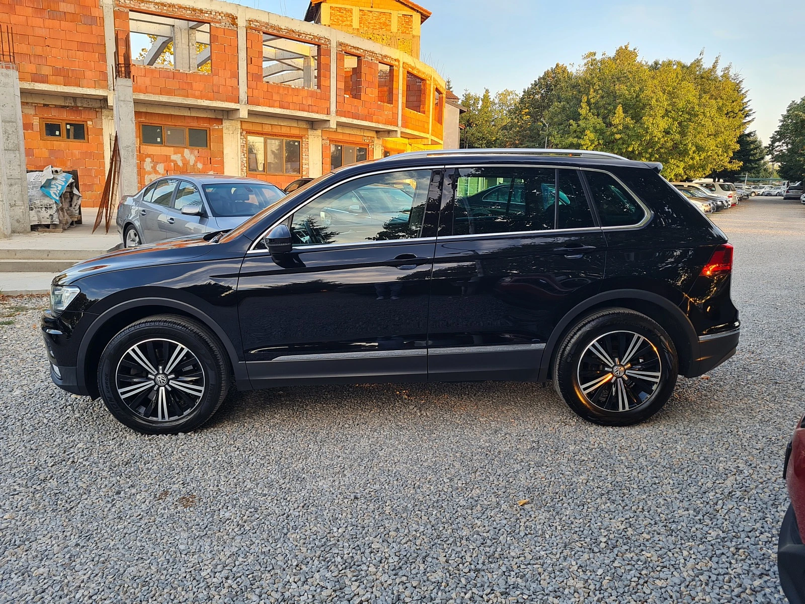 VW Tiguan 2.0TDI-190kc/4x4/DISTRONIK/LINE ASSIST  - изображение 8