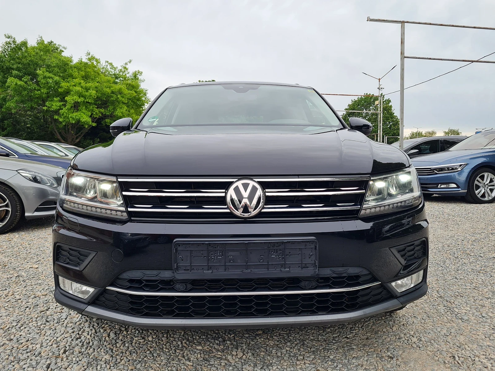 VW Tiguan 2.0TDI-190kc/4x4/DISTRONIK/LINE ASSIST  - изображение 2