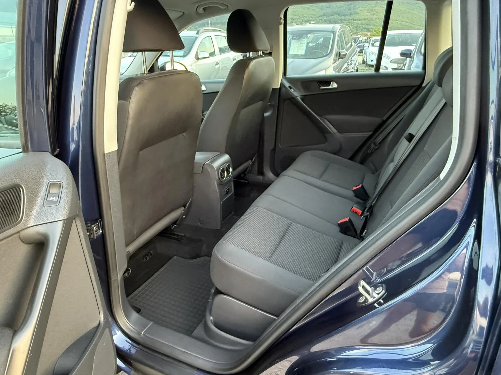 VW Tiguan 2.0 TDI УНИКАТ, снимка 10 - Автомобили и джипове - 55387483