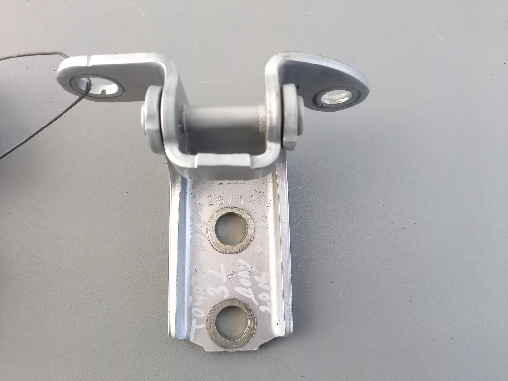 Панта врата задна лява долна Тойота Аурис 