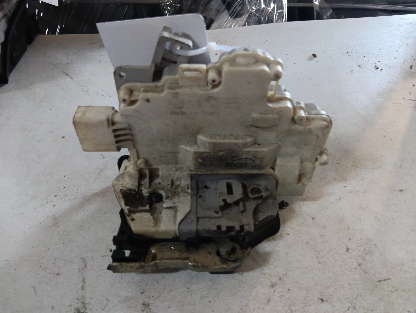 брава (задна лява) 4G0839015 Audi A6