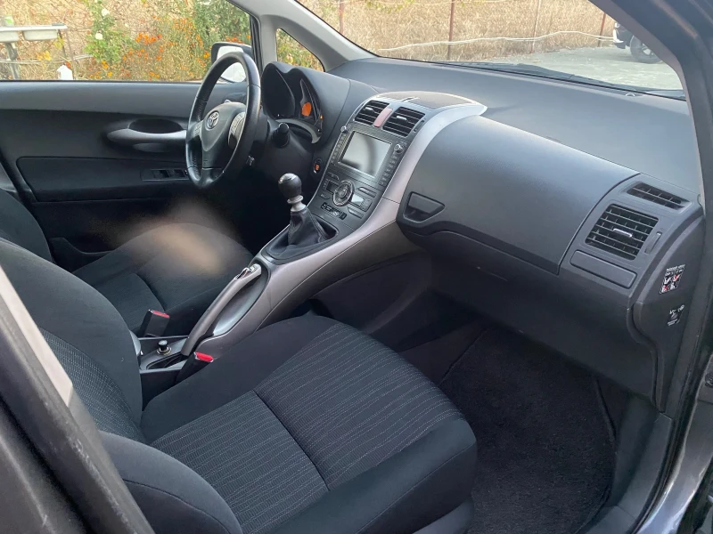 Toyota Auris 2.0 D4D, снимка 9 - Автомобили и джипове - 47930696