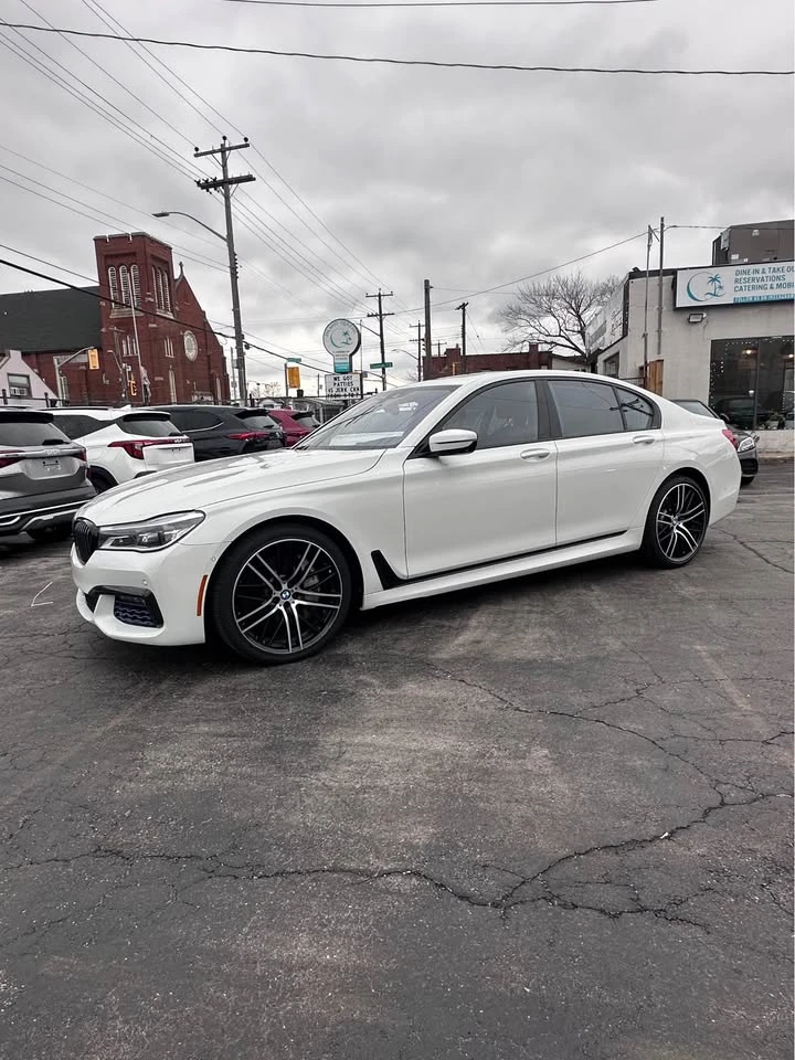 BMW 750 M PACK * PANO * HARMAN * ОБДУХВАНЕ * CARFAX *  - изображение 2