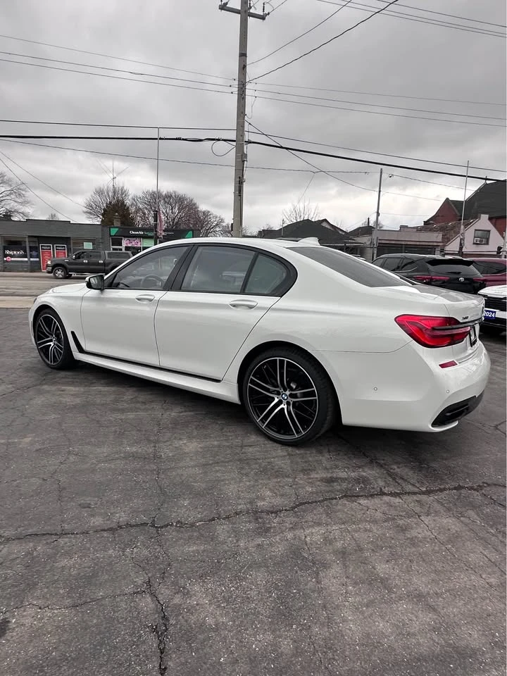 BMW 750 M PACK * PANO * HARMAN * ОБДУХВАНЕ * CARFAX *  - изображение 5