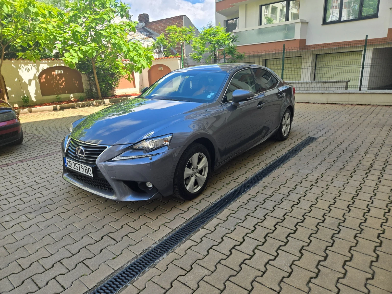 Lexus IS 300 IS300  hybrid  232к.с 4?4 - изображение 6