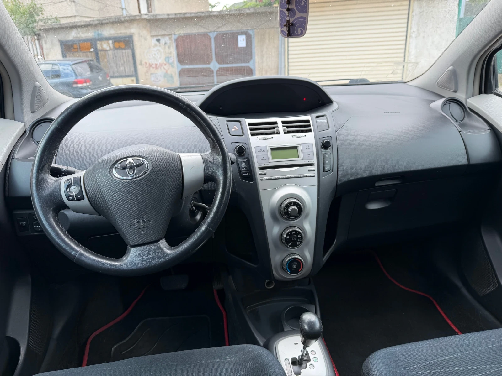 Toyota Yaris 1.3 - Automat , снимка 11 - Автомобили и джипове - 55413878