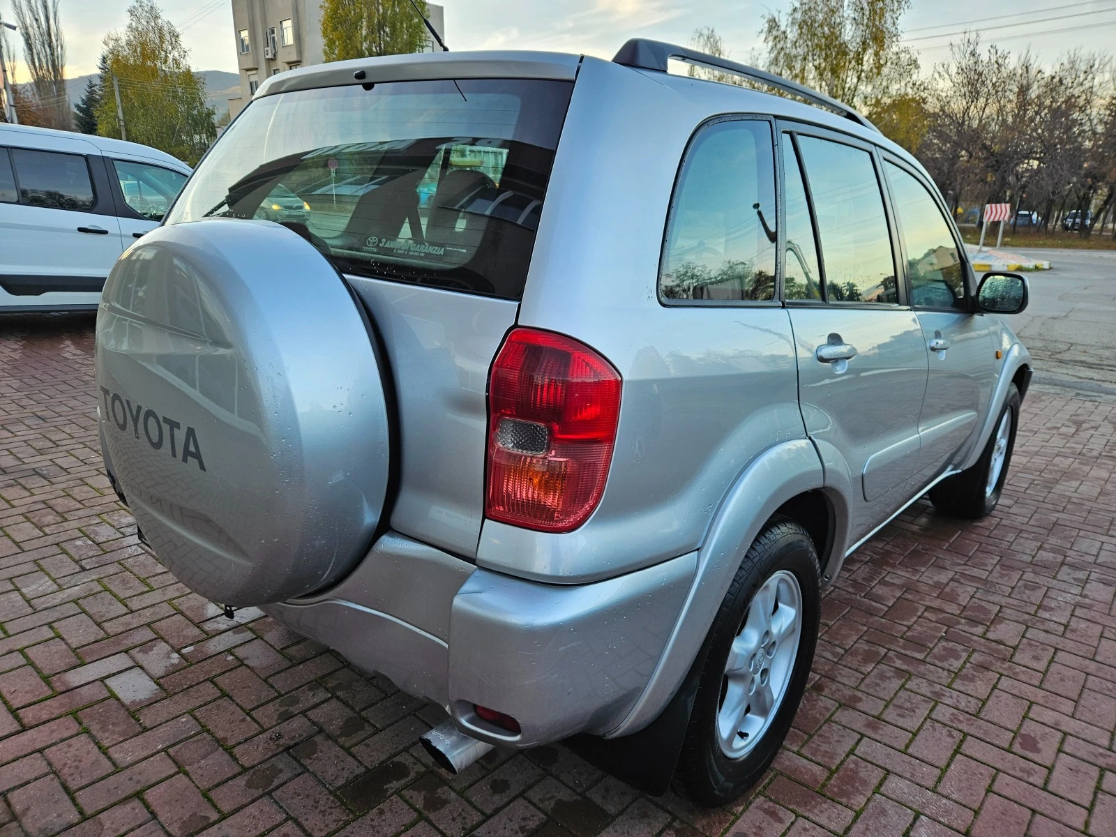 Toyota Rav4 2.0 D4D, 116 к.с., 5 врати - изображение 2