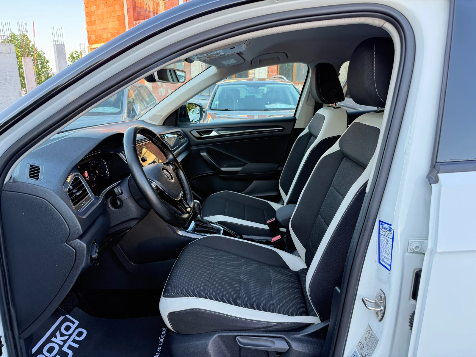 VW T-Roc 2.0TDI/DIGITAL/DISTRONIC/KEYLESS GO/НОВИ ГУМИ !!!, снимка 8 - Автомобили и джипове - 54478936