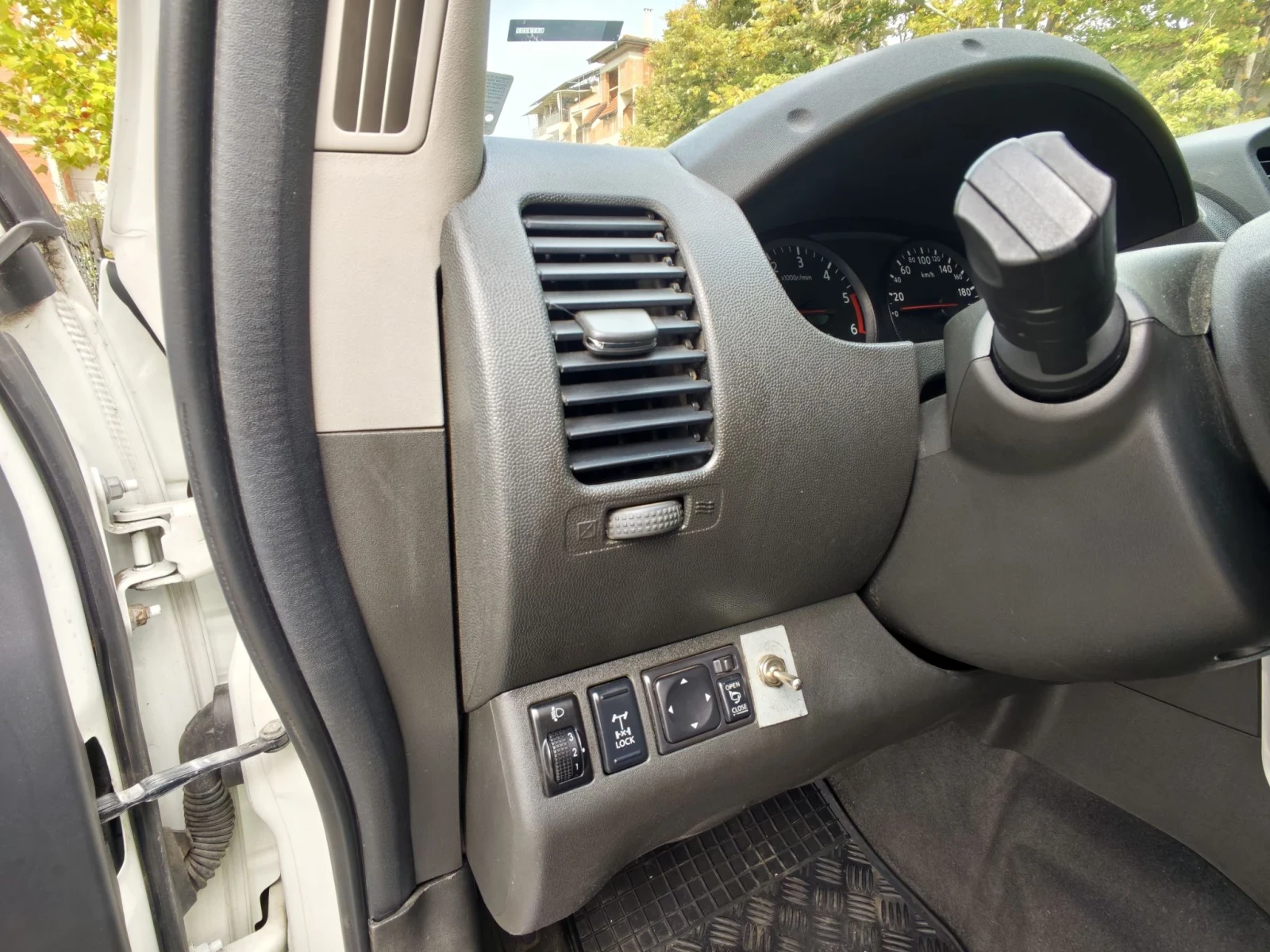 Nissan Navara, снимка 17 - Автомобили и джипове - 56399127