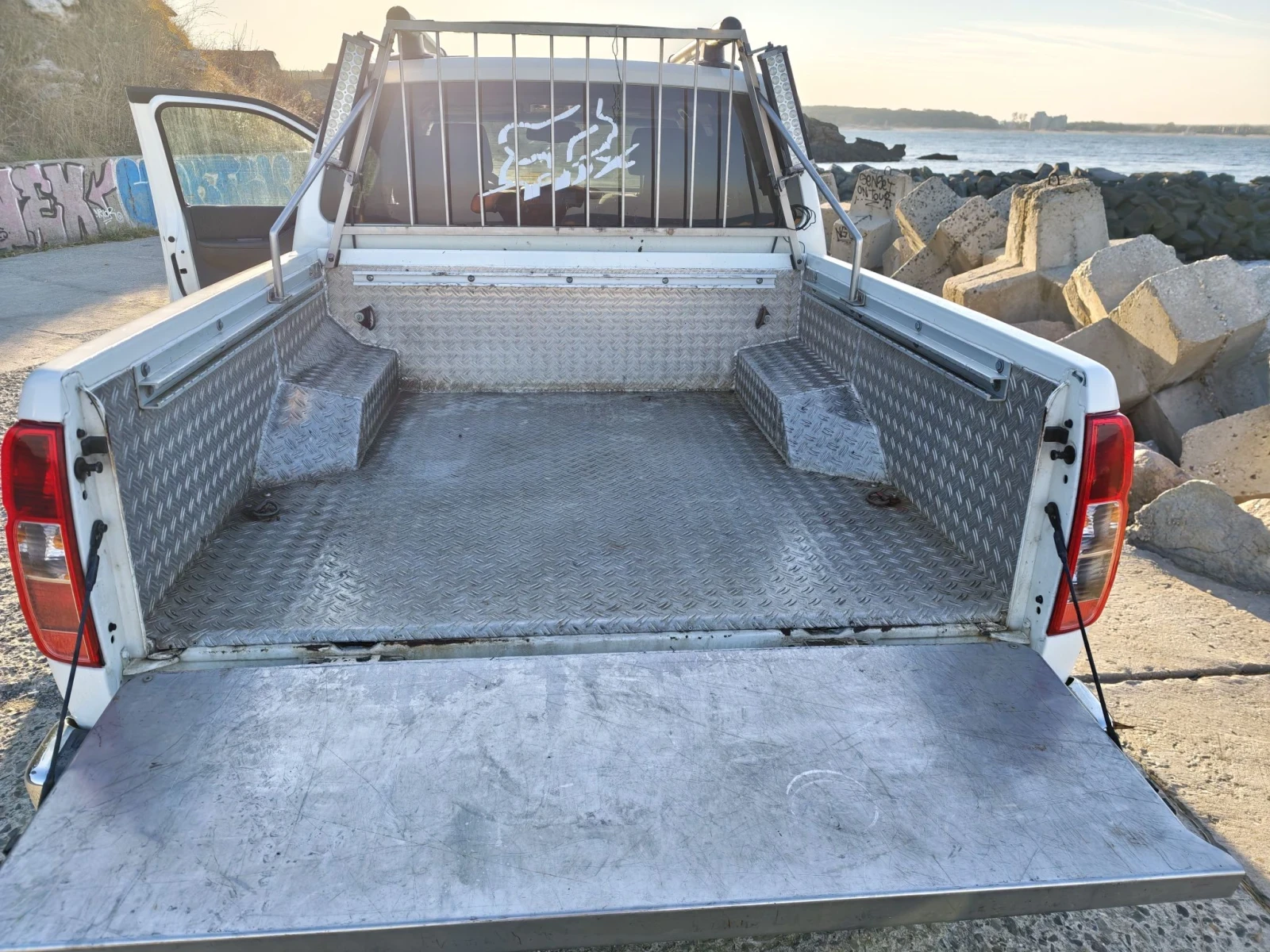 Nissan Navara, снимка 16 - Автомобили и джипове - 56399127