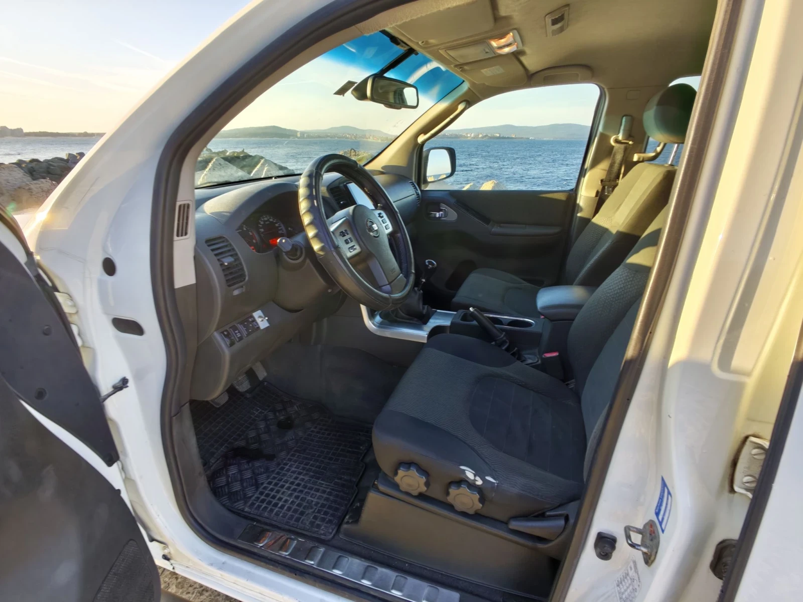 Nissan Navara, снимка 12 - Автомобили и джипове - 56399127