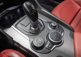 Alfa Romeo Giulia Q4 AWD * 2.0T * ЧЕРВЕН САЛОН * CARFAX * , снимка 8