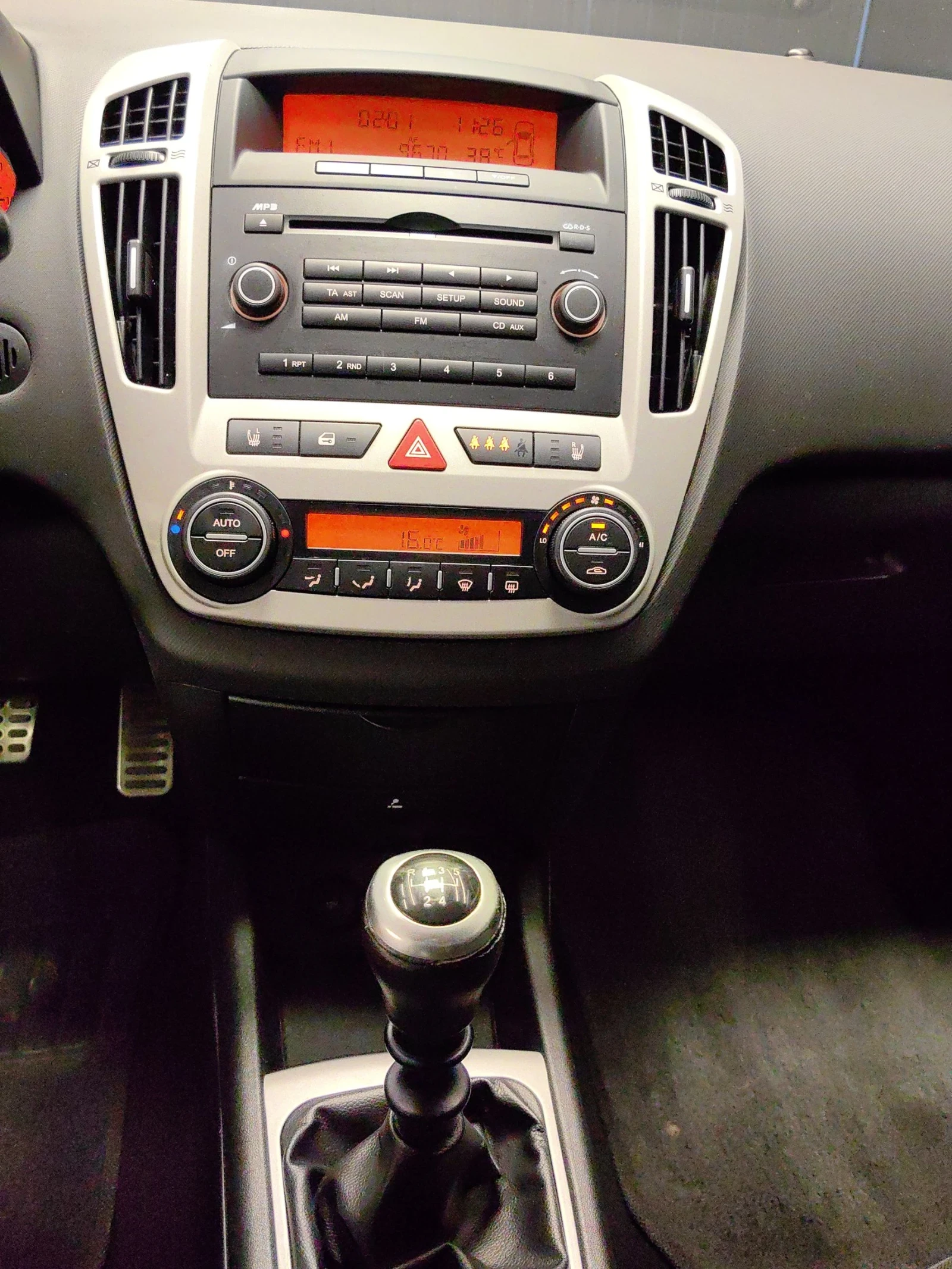 Kia Pro ceed 2.0 CVVT /ТЕМПОМАТ/ПОДГРЕВ/КЛИМА/ПЕРФЕКТНА - изображение 9