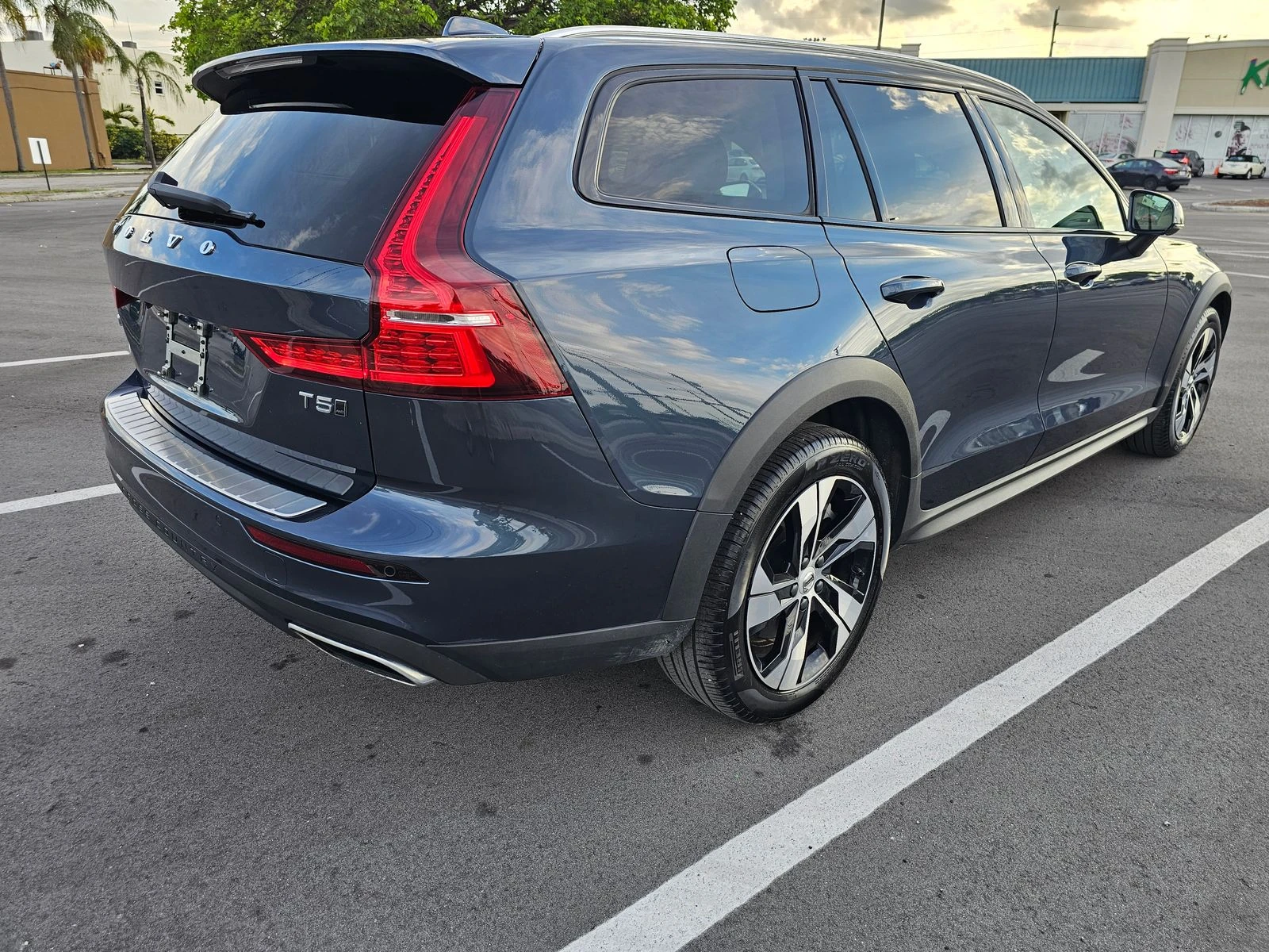 Volvo V60 Cross Country T5 - изображение 4