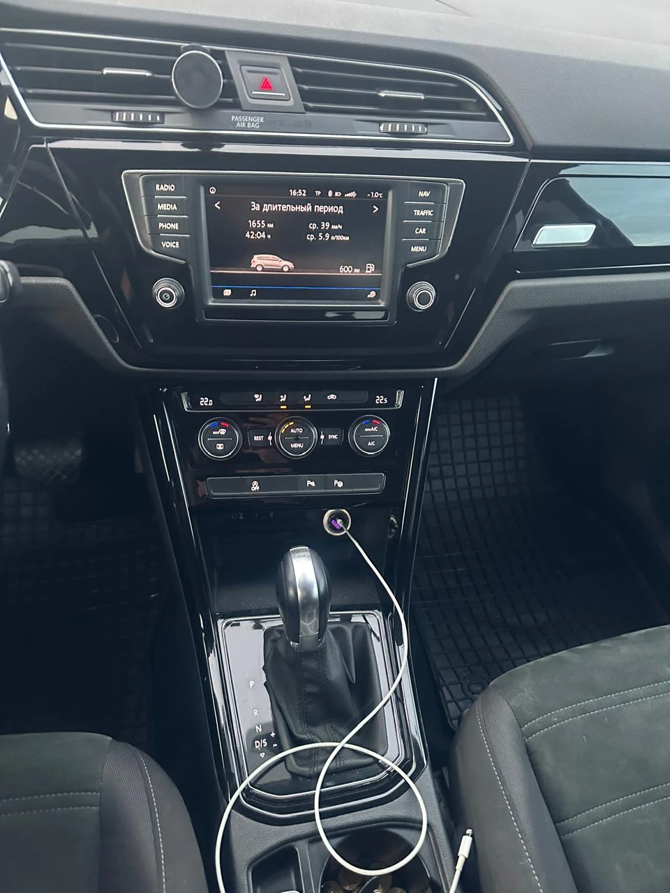 VW Touran 1.6 TDI, снимка 10 - Автомобили и джипове - 53926799