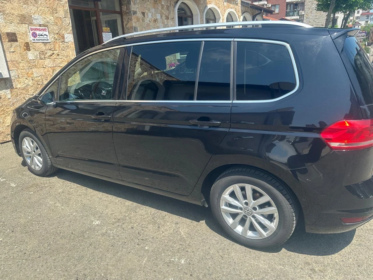 VW Touran 1.6 TDI, снимка 3 - Автомобили и джипове - 54349889