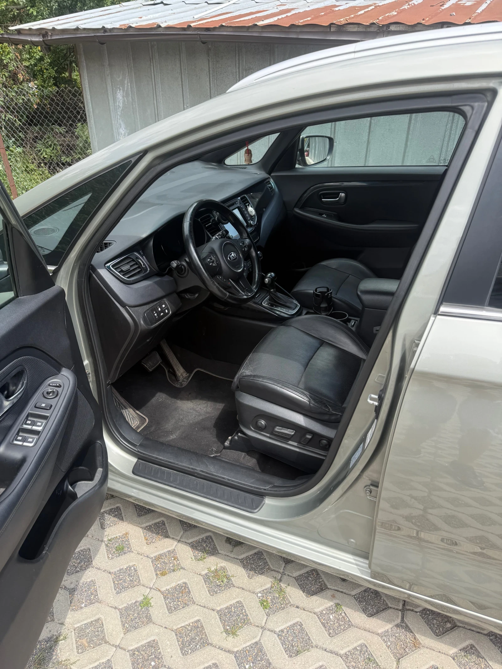Kia Carens Full 6+ 1, снимка 12 - Автомобили и джипове - 55394378